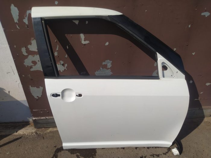 SUZUKI SWIFT III Jobb első ajtó Üresen 5 ajtós kivitel